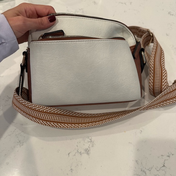 Like new cross body with adjustable strap - Picture 2 of 4